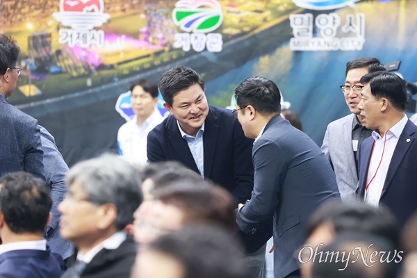  4월 19일 밀양에서 열린 경남도민체육대회 개막 행사에 참석한 김태호 의원.
