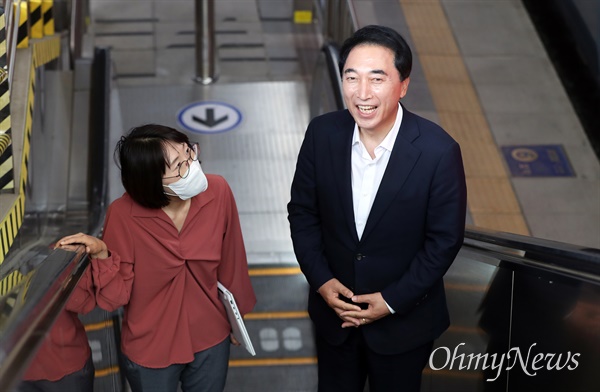 박수현 더불어민주당 당선인(충남 공주·부여·청양)이 19일 KTX를 타고 서울역에 도착해 <오마이뉴스>와 인터뷰 하고 있다. 