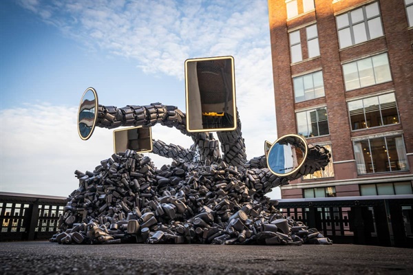 캐나다 환경운동가이자 유명 설치 예술가 벤자민 폰 웡이 공개한 ‘일회용 반사’ 작품의 모습. 해당 작품은 ‘지구의 달’ 4월을 맞아 미국 화장품 브랜드 키엘과의 협업으로 제작됐다. 