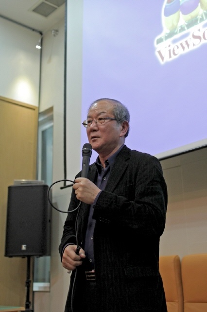 2014년 11월 군산시 애플트리 컨퍼런스룸에서 강연하는 홍세화 선생님(출처 : 박영신 작가 제공) 