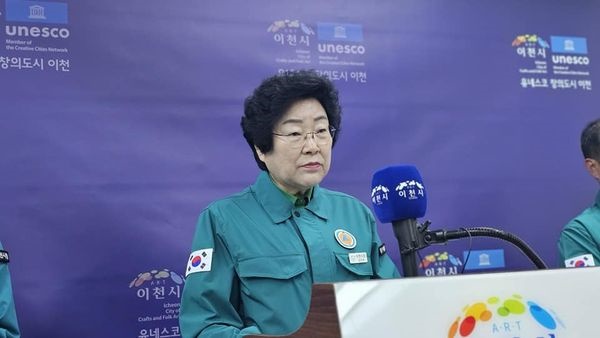 경기 이천시 일부 지역 수돗물에서 깔따구 유충이 발견된 것과 관련해 김경희 이천시장이 22일 신속한 대응과 함께 재발 방지를 약속했다.