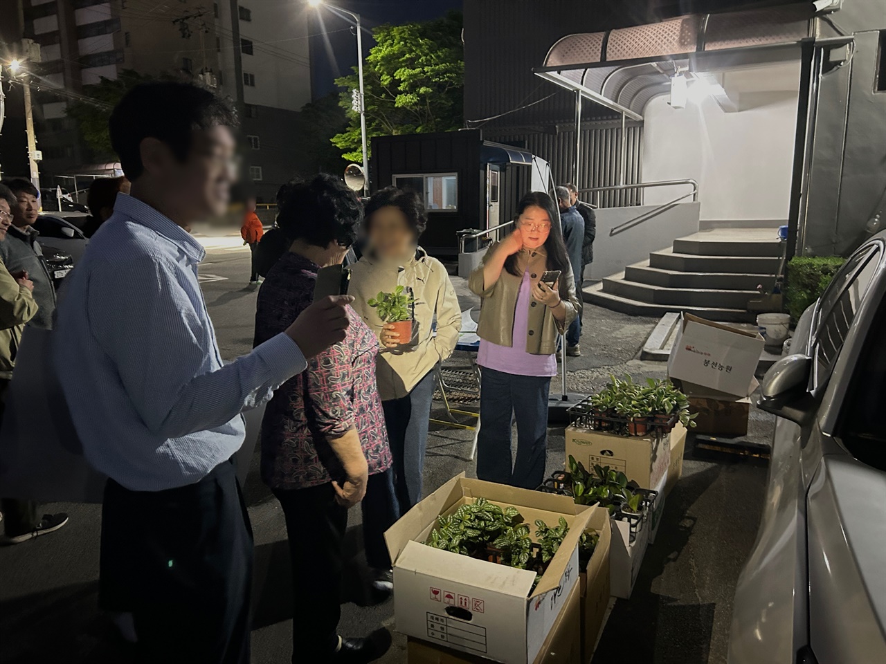 이날 소등 행사와 함께 우주 은하아파트는 미세먼지 캠페인을 함께 실시하면서 홍성군 지속가능발전협의회는 입주민들에게 공기정화식물을 나눠줬다.