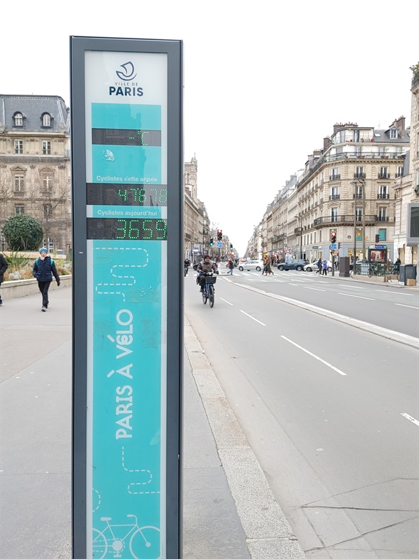 파리 시청 앞에 있는 안내판. 날씨와 함께 올해의 자전거 이용자 수, 오늘의 이용자 수가 화면에 떠 있다.