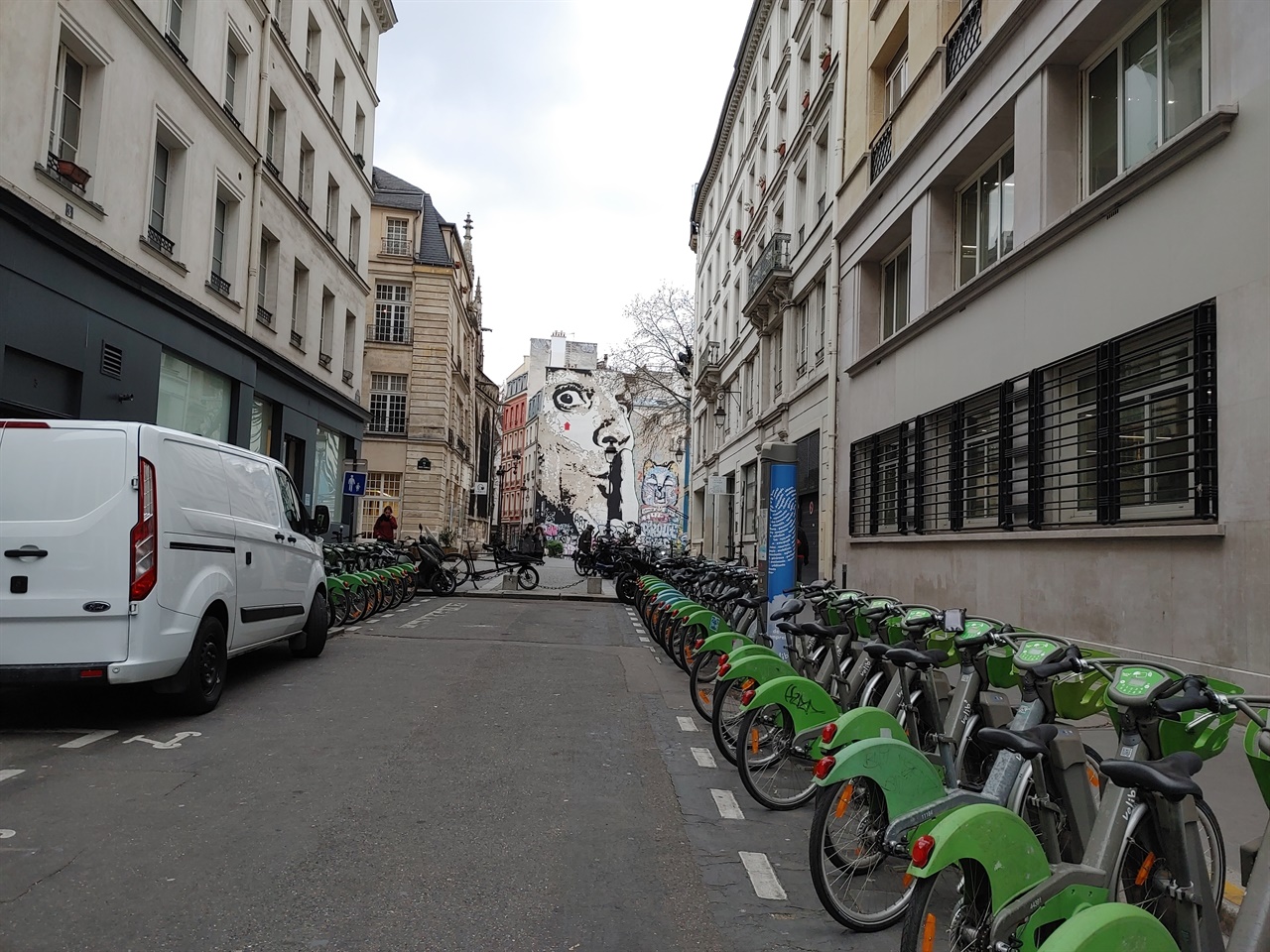 퐁피두 센터로 이어지는 골목에서 파리시 공공자전거 거치대를 발견하였다.