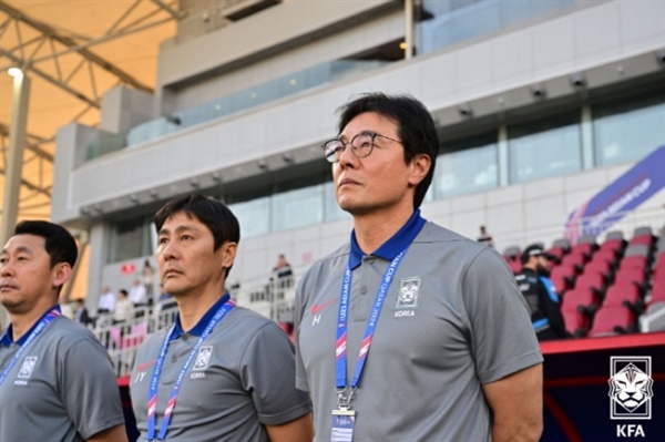 황선홍 감독 황선홍 감독이 U23 아시안컵 한일전에서 선발 10명을 바꾼 파격 라인업으로 승리를 이끌었다. 
