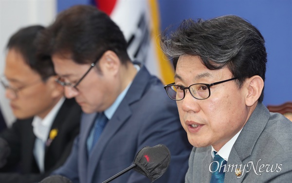 진성준 더불어민주당 신임 정책위의장이 23일 오전 서울 여의도 국회에서 열린 원내대책회의에서 발언하고 있다.