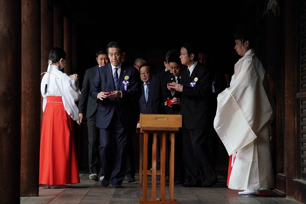 일본 국회의원들이 2024년 4월 23일 춘계 예대제가 끝날 무렵 도쿄 야스쿠니 신사를 참배하고 있다. 