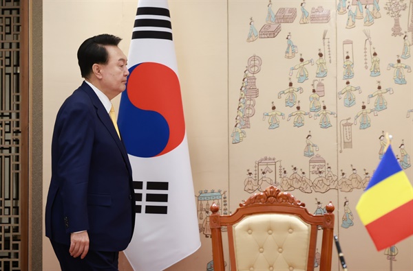  윤석열 대통령이 23일 서울 용산 대통령실 청사에서 열린 한·루마니아 협정 및 MOU서명식에 입장하고 있다.