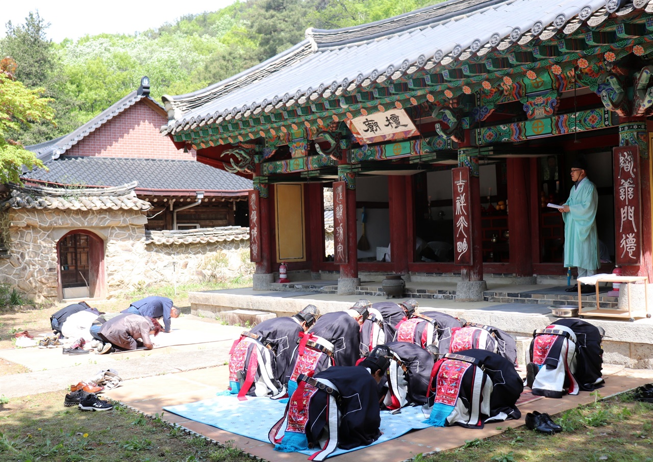 음력 3월 15일 어천절인 23일 오전 11시 대전지역 일부 시민들이 대전 서구 정림동 단묘에서 단기 4357년 어천제를 봉행하고 있다.