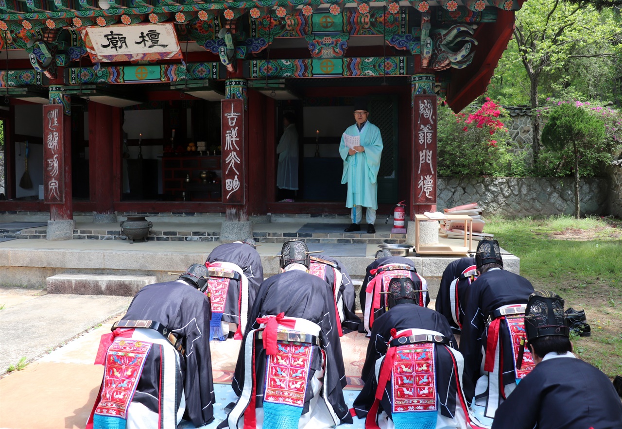 음력 3월 15일 어천절인 23일 오전 11시 대전지역 일부 시민들이 대전 서구 정림동 단묘에서 단기 4357년 어천제를 봉행하고 있다.