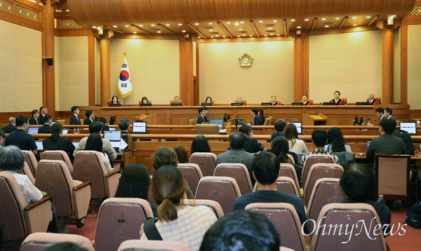 23일 오후 서울 종로구 헌법재판소 대심판정에서 저탄소 녹색성장 기본법 제42조 제1항 제1호 위헌확인 등 사건에 대한 공개변론이 열렸다.
