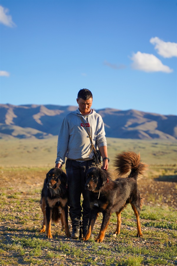 2023년 8월, 몽골에서 만난 몽골 전통 개인 방카르와 목동. 거친 몽골 땅에서 살아남은 방카르와 목동은 너무도 닮아있었다.