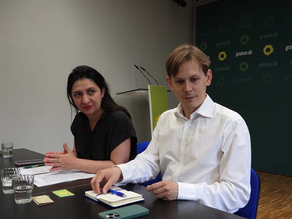 독일 녹색당 부대표 페가 에달라시안(Pegah Edalatian, 왼쪽)과 하이코 크노프(Heiko Knopf, 오른쪽)