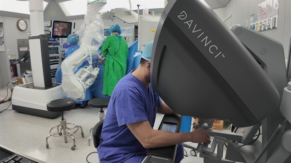 화순전남대학교병원 내분비외과 나용민 교수가 로봇수술 장비 ‘다빈치SP’로 유방암 수술을 진행하고 있다.