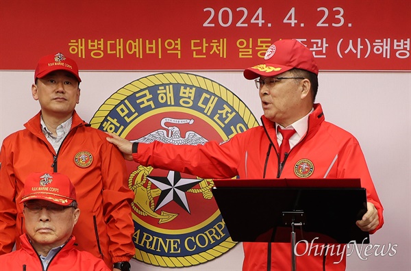 이상훈 총재(오른쪽)가 박정훈 대령 동기인 김태성 해병대 81기 동기회장을 소개하고 있다.