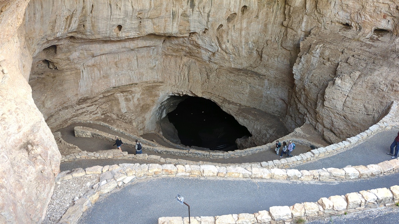 칼즈배드 동굴 입구 동화 속 이야기처럼, 사람들은 고래 입으로 빨려 들어가듯 시커먼 입구를 향하여 구불구불 조성된 길을 걸어 내려갔다.