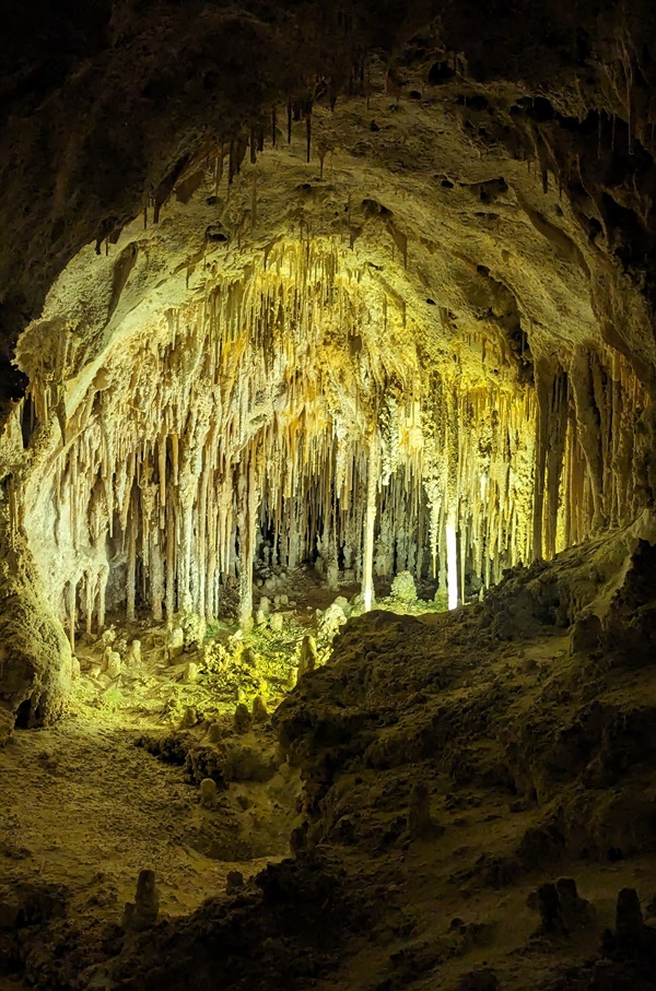 인형 극장 빅룸의 인형 극장. 칼즈배드 동굴의 대표적인 지질학적 형성물로 자연이 빚은 예술품의 극치를 보여준다.