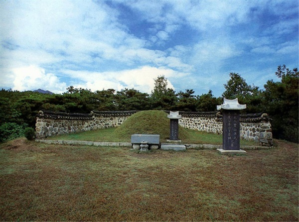 다산 선생의 묘소. 여유당 뒤편 언덕에서 부인 홍혜완과 함께 영면하고 있다. 경기도 기념물이다