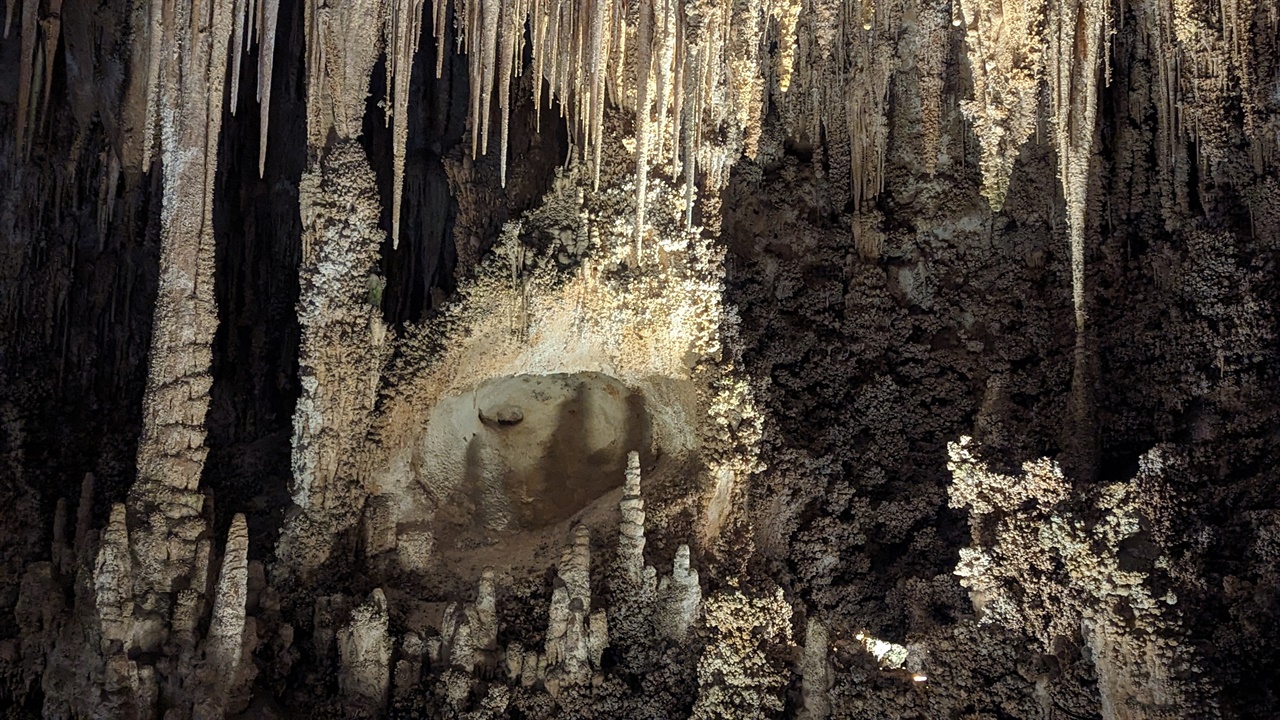 종유석과 석순의 조화 내 눈에는 지하 궁전을 지키는 신하들로 보인다.