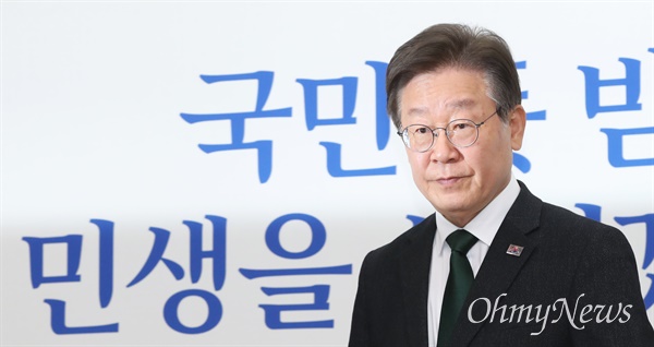 이재명 더불어민주당 대표가 24일 오전 서울 여의도 국회에서 열린 최고위원회의에 참석하고 있다. 