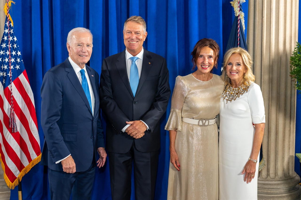 2023년 루마니아 대통령 SNS에 게시된 미국 대통령 부부와 함께 찍은 사진