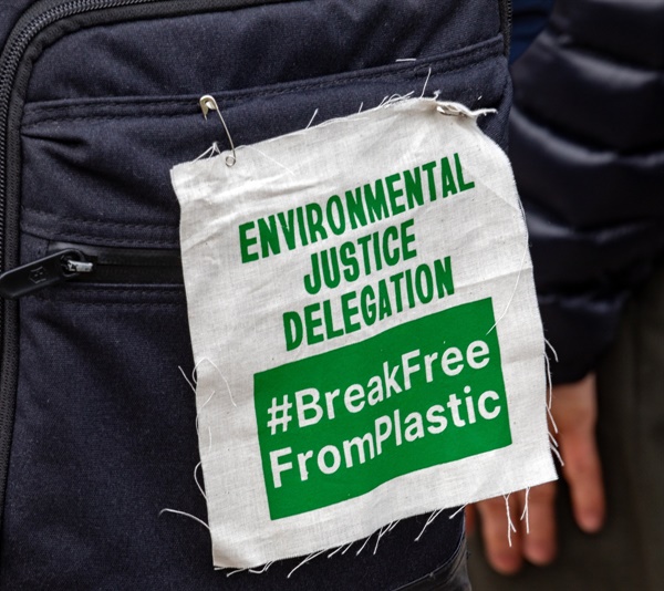 행진에 참여한 참여자 가방에 BFFP의 '환경 정의를 위한 대표단' 이라는 문구가 적힌 현수막이 걸려있다. 