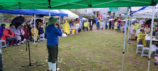 서명운동본부 발대식을 보기 위해 비가 오는데 에도 많은 사람들이 해창갯벌에 모였다.