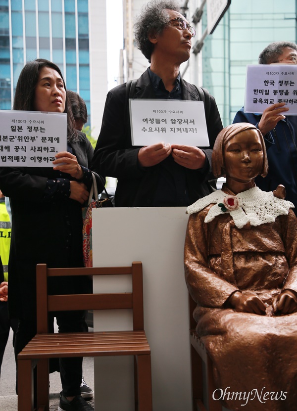 24일 부산시 동구 초량동 일본영사관 앞 100차 부산수요시위에서 평화의소녀상과 함께 선 참가자들.