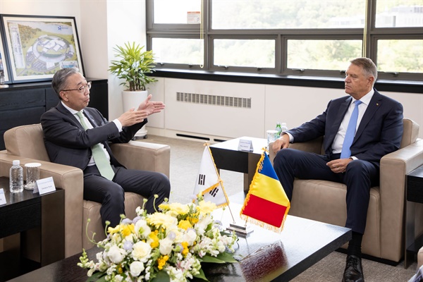  루마니아 클라우스 요하니스 대통령(오른쪽)이 24일 두산에너빌리티 경남 창원 본사를 방문해 두산에너빌리티 박지원 회장과 면담을 하고 있다.