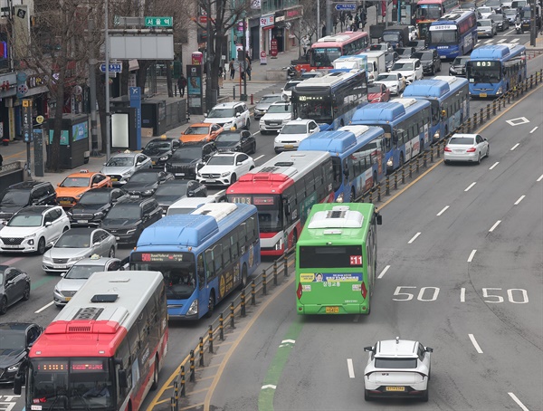 운영 중인 서울 시내버스들의 모습(자료사진).