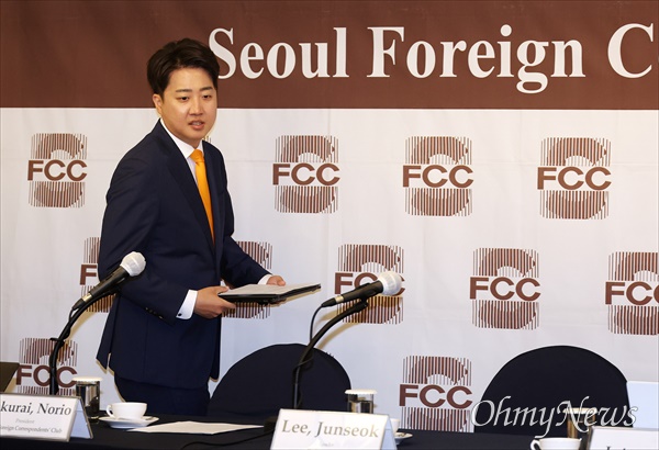 이준석 개혁신당 대표가 25일 오후 서울 중구 한국프레스센터에서 열린 서울외신기자클럽(SFCC) 초청 기자간담회에 참석하고 있다.