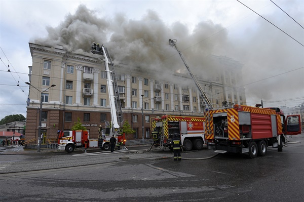 (드니프로 로이터=연합뉴스) 19일(현지시간) 러시아의 미사일 공격을 받은 우크라이나 드니프로의 한 아파트에서 연기가 솟아오르고 있다. 
