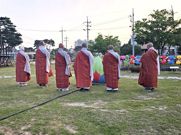 대한불교조계종 홍성주지협의회는 25일 오후 홍성군청 앞에서 불기 2568년 부처님오신날을 축하하는 점등식을 개최했다.