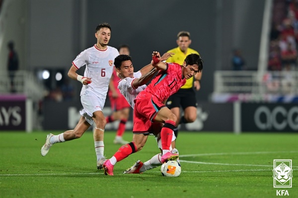 4월 26일(한국시간) 카타르 도하 압둘라 빈 칼리파 스타디움에서 열린 2024 아시아축구연맹(AFC) 23세 이하(U-23) 아시안컵 8강 한국과 인도네시아의 경기. 한국 정상빈이 인도네시아 선수의 수비를 피해 드리블하고 있다. 