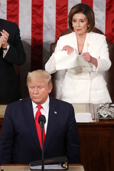 2020년 2월 4일(미국 현지시각) 낸시 펠로시 당시 미국 하원의장(오른쪽)이 하원 회의장에서 도널드 트럼프 대통령(아래)의 신년 국정연설이 끝나자 트럼프 대통령으로부터 받았던 연설 원고를 찢고 있다.
