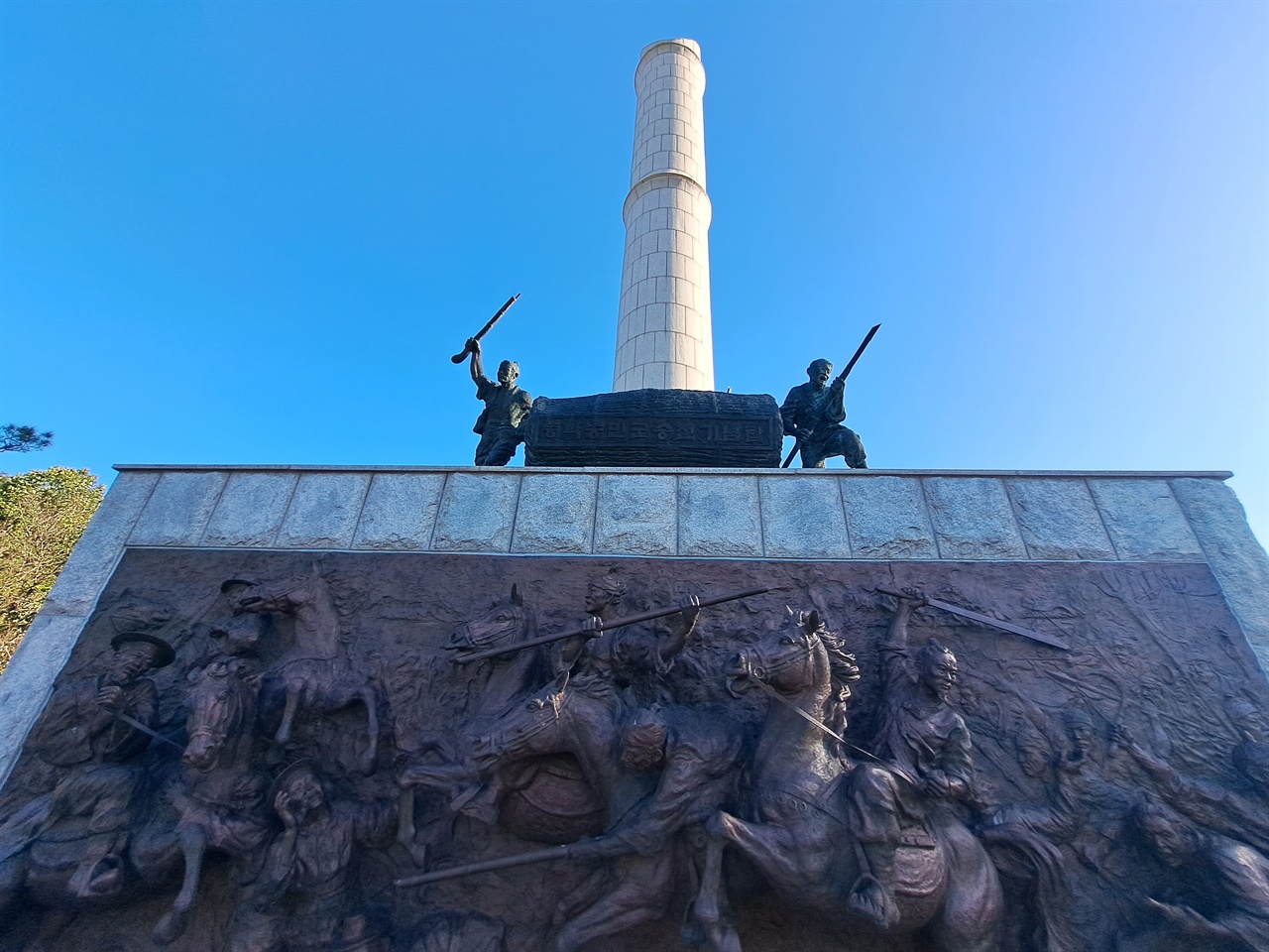 황룡강 전투 기념비 부분으로 장태를 굴리며 싸우는 모습이 나타나 있다.