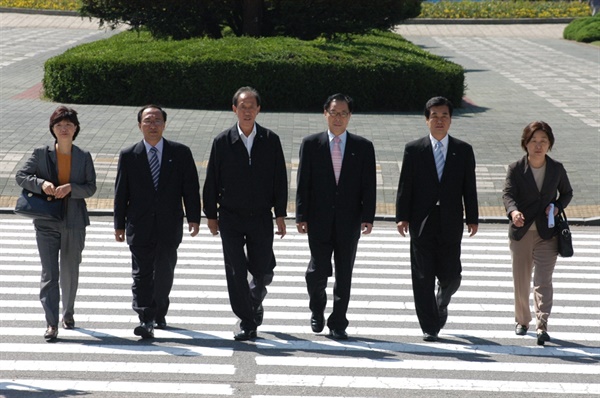 2004년 5월 31일 '원내진출'에 성공한 민주노동당 소속 의원 10명이 국회에 첫 발을 내딛었다.