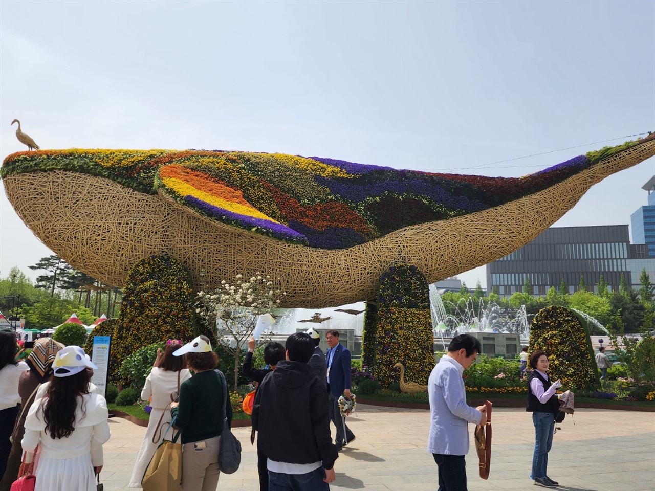  '2024고양국제꽃박람회'가 열린 일산호수공원 행사장에 비치된 꽃 대형고래 모습