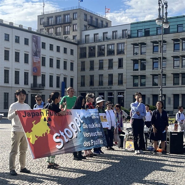 브란덴부르크 문 앞에서 열린 '후쿠시마 핵오염수 해양투기 반대 집회'에서 연설하는 모습