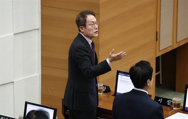 조희연 서울시교육감이 26일 서울 중구 서울시의회에서 열린 에서 발언을 요청하고 있다. 