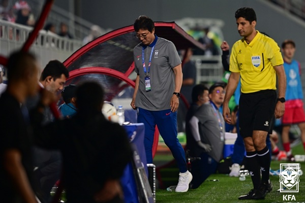  26일(한국시간) 카타르 도하 압둘라 빈 칼리파 스타디움에서 열린 2024 아시아축구연맹(AFC) 23세 이하(U-23) 아시안컵 8강 한국과 인도네시아의 경기에서 황선홍 감독이 경기장을 나서고 있다.