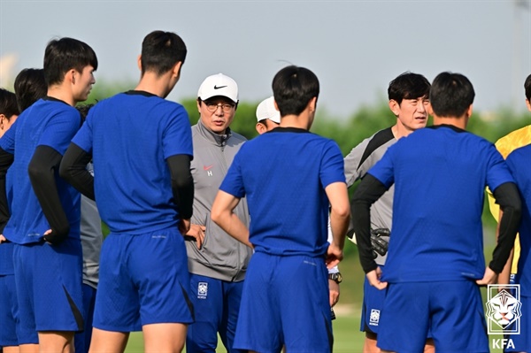  22일 카타르대학교 훈련장에서 2024 AFC U-23 아시안컵 조별리그 B조 3차전 일본과 경기를 앞둔 한국 축구대표팀의 황선홍 감독이 훈련 중 작전을 지시하고 있다.