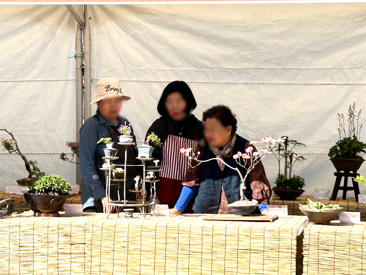 홍성군농업기술센터에서는 지난 25일부터 ‘봄·빛·향·기’라는 주제로 작품전시회가 열리면서 주말을 맞아 시민들로 북적였다. 