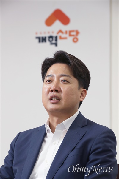  이준석 개혁신당 당선인(경기 화성을)이 26일 서울 여의도 국회에서 <오마이뉴스>와 인터뷰 하고 있다.
