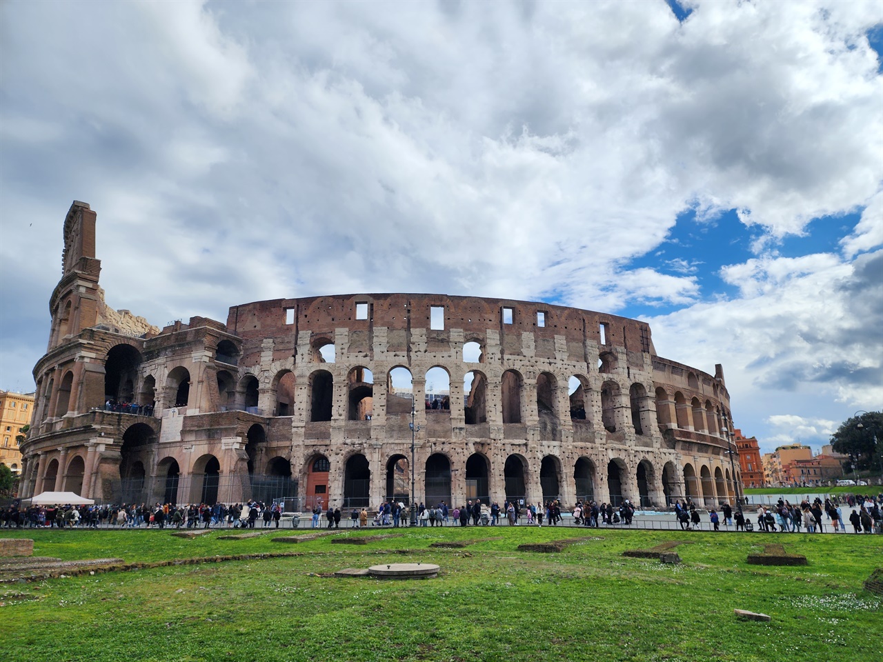 로마의 랜드마크, 전쟁 포로인 검투사와 맹수의 전투 경기가 벌어진 원형 경기장으로 약 2천년 전에 지어졌다.