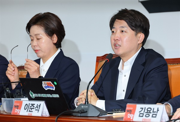  개혁신당 이준석 대표가 29일 오전 서울 국회에서 열린 최고위원회의에서 발언하고 있다. 