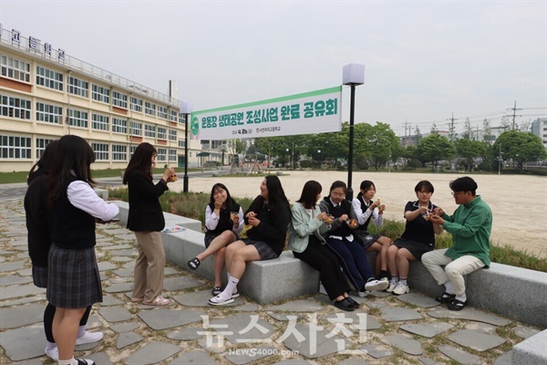 사천여자고등학교가 운동장을 생태공원으로 탈바꿈시켰다. 교사와 학생들이 운동장 쉼터에서 담소를 나누는 모습.