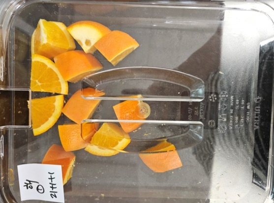 사진 속 오렌지 12조각을 30명의 학생에게 나눠줬다는 주장도  제기됐다.