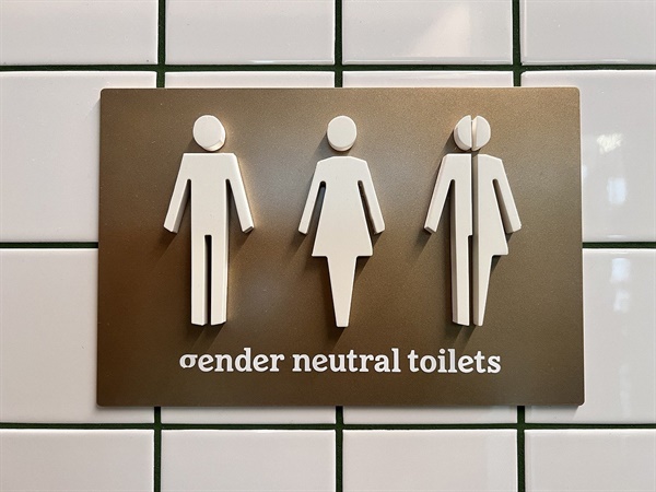 해외에 설치된 성중립 화장실의 표지판