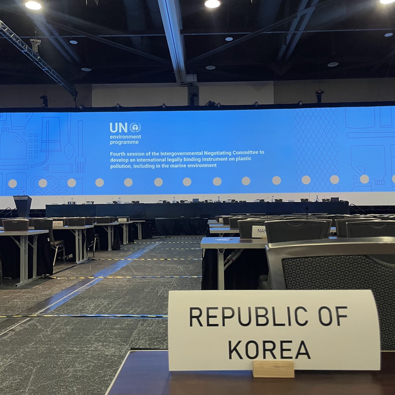 국제 플라스틱 협약을 위한 정부간 협상 위원회 4차 본회의장에서 한국 대표단의 위치